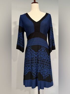 VENUS Black and Blue V‑Neck Print Dress